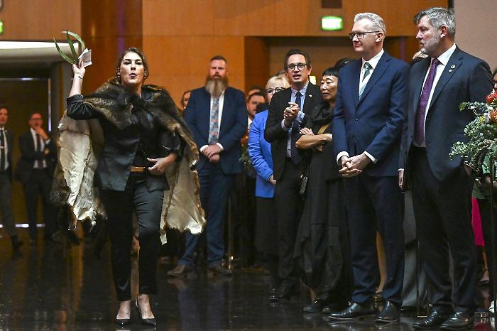 Re Carlo, perché ha protestato la senatrice aborigena durante la visita in Australia: pesanti accuse