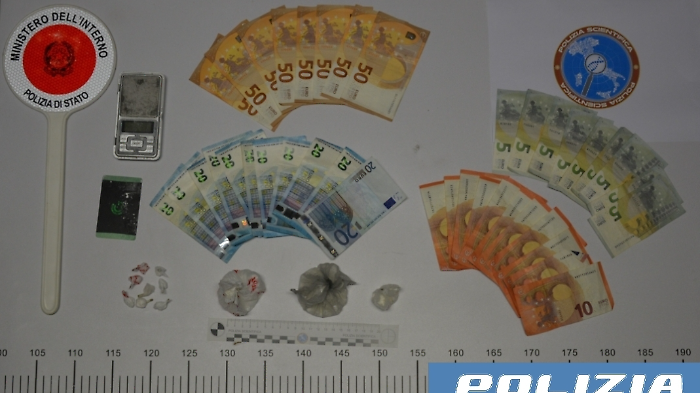 In casa con cocaina, bilancino e confezioni: arrestato un 19enne a Spoleto per detenzione ai fini di spaccio di droga