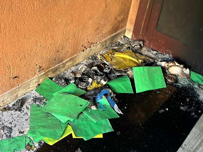 Bomba carta esplode nel portone d'ingresso di un palazzo a Ferro di Cavallo. Paura tra i residenti: danneggiate anche le auto