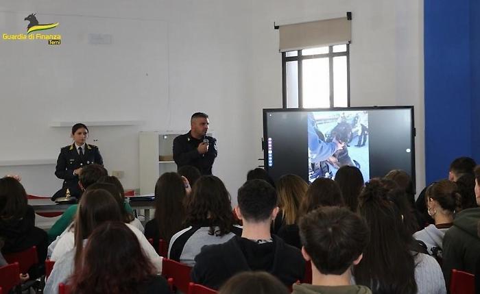 La Guardia di Finanza all'istituto Angeloni: lezione sulla legalità economica