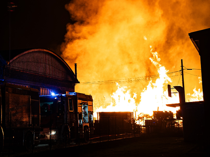 Rogo devasta il deposito della Donati Legnami di Sansepolcro: danni ingenti. Le foto dell'incendio