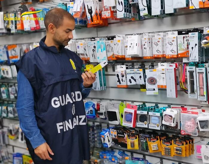 Norcia, auricolari e colori non sicuri. La guardia di finanza sequestra 6 mila prodotti in due negozi della Valnerina