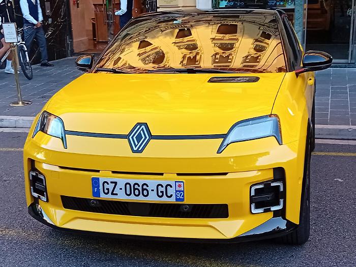 R5 E-Tech Electric: piacevolmente retrò
