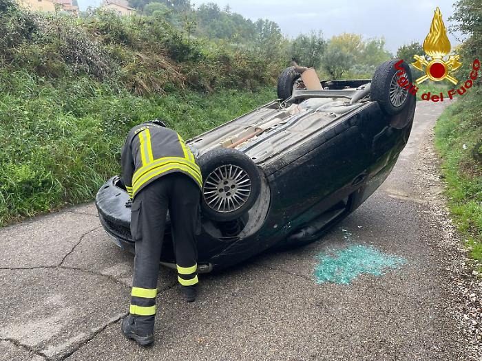 Incidente stradale a San Gemini: auto sbanda e si ribalta. Conducente rimane incastrata nel veicolo
