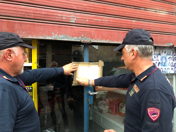 Chiuso per 15 giorni un minimarket etnico a Terni: era diventato un punto di ritrovo per persone con precedenti