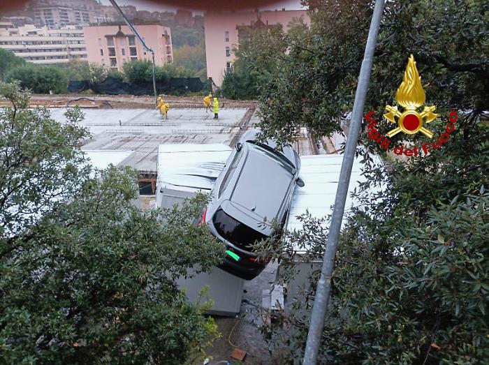 Perugia, incidente stradale a Case Bruciate: sfonda una ringhiera e cade sopra dei container da tre metri