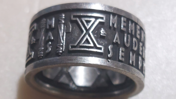 Arezzo, l'Anpi: "Ma l'anello con X Mas e fascio non &egrave; reato?". Romani fedelissimo di Vannacci: "Nessuna apologia"