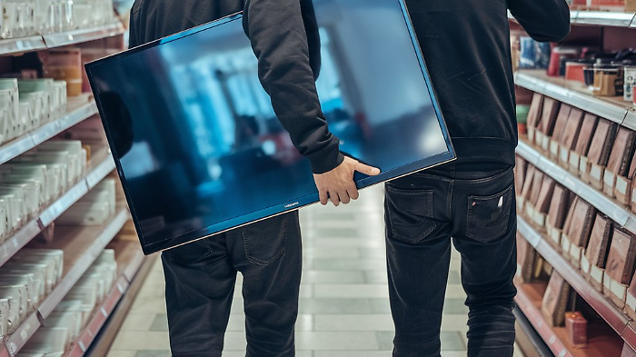 Bastia Umbra, rubano televisori, superalcolici e altra merce dal centro commerciale: una denuncia e un arresto