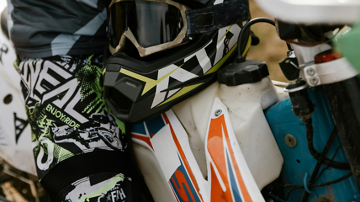 Gualdo Tadino, guida contromano e rischia di investire un poliziotto. Semina il panico con la moto: denunciato minorenne