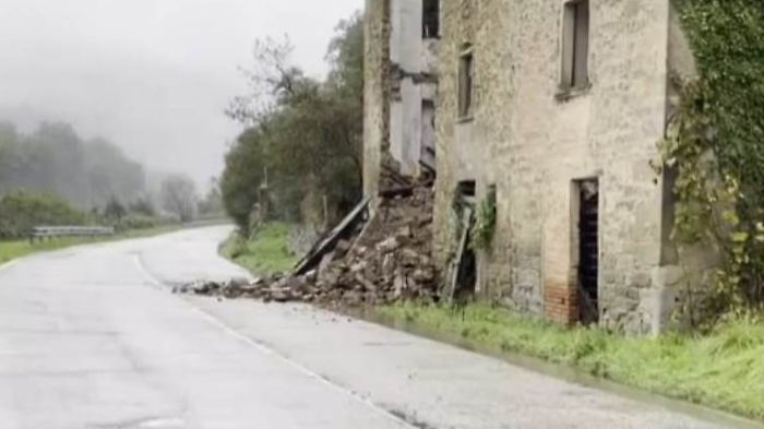 Crolla una casa a Pieve a Ranco, 70 persone restano bloccate verso la Valtiberia