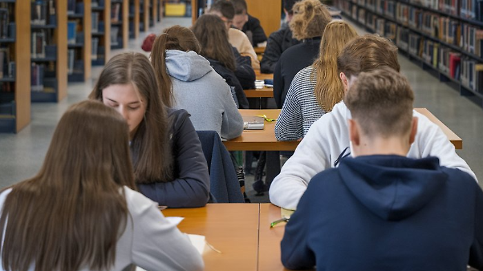 La regione è attrattiva per i giovani stranieri: sono più di chi se ne va, ma l'Umbria perde mille ragazzi all'anno che emigrano all'estero