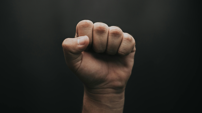 Botte a due volontarie della Misericordia: soccorrono un uomo e lui le ripaga con calci e pugni. La Asl condanna: "Atto grave"