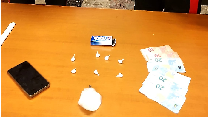 Perugia, spacciava droga: arrestato dopo un inseguimento lungo la strada Eugubina. Trovato in possesso di cocaina 