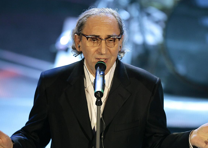 Franco Battiato, il genio della musica italiana  e l'omaggio stasera in tv su Rai 1 con Tale e Quale Show condotto da Carlo Conti