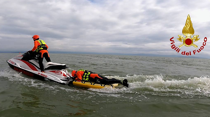 vigili del fuoco corso moto d'acqua