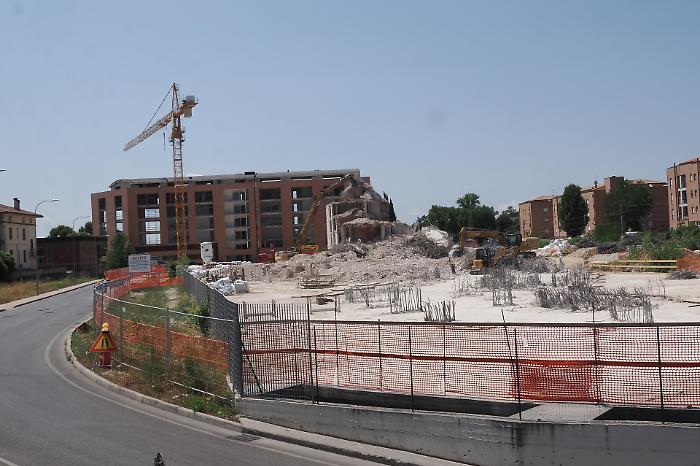 Perugia, via ai lavori dalle macerie dell'Hotel Gomorra. Scoccia (Fdi): "Famiglie dove prima regnavano degrado e criminalità"