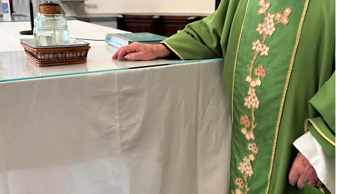 Castiglion Fibocchi, volto appare sulla tovaglia dell'altare durante la messa