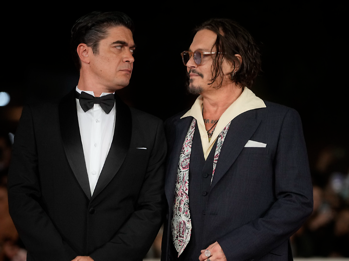 Johnny Depp ospite a Che tempo che fa: l'amore per la musica e l'arte e quell'aneddoto con Riccardo Scamarcio dal benzinaio