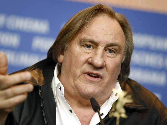 Fischi per l’avvocato di Gèrard Depardieu dopo il rinvio al processo