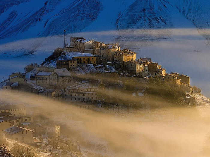 Prosegue la ricostruzione post terremoto di Castelluccio di Norcia: le piastre antisismiche copriranno tutto l'abitato