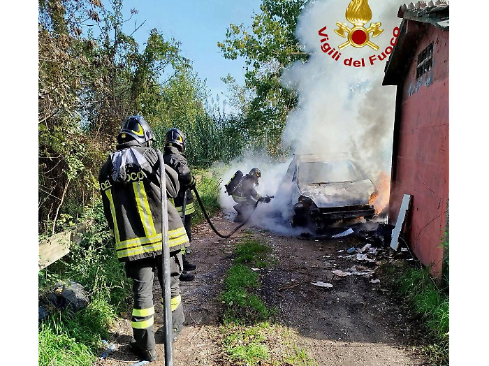 Auto gpl prende fuoco sulla strada per Sant'Arcangelo: ustioni per il conducente
