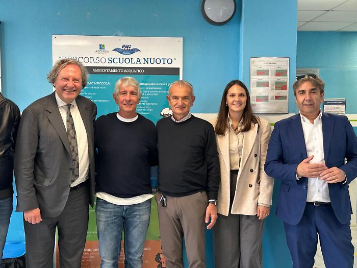 Il ministro dello Sport, Andrea Abodi, in visita alla piscina di Gubbio