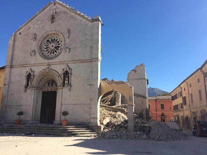 Otto anni dalla tragica scossa del Sisma 2016: i vigili del fuoco salvati dal cambio dell'ora, il crollo e la ricostruzione
