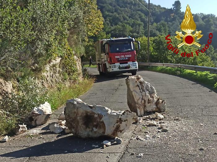 Masso si stacca e cade sulla strada a Cesi, verifiche in corso sulla frana