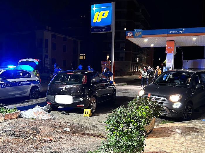 Muore travolta dalla sua stessa auto in una stazione di servizio