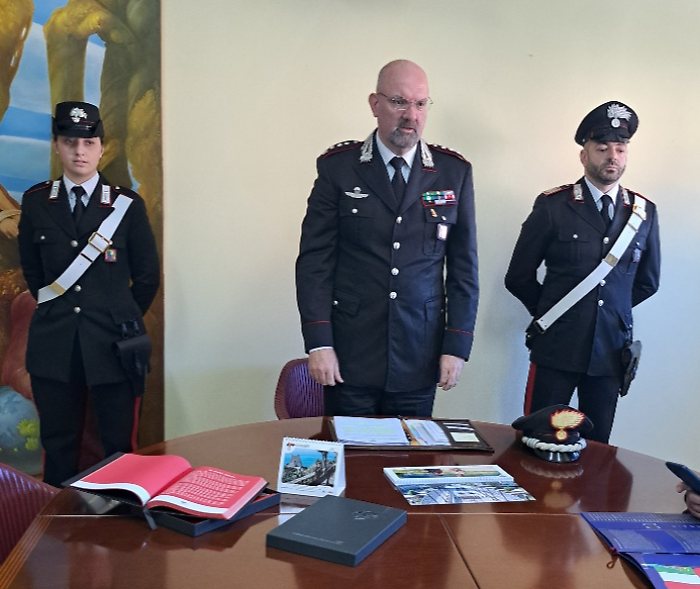 Nel Calendario storico 2025 dell'Arma dei Carabinieri le opere di pop art di Marco Lodola