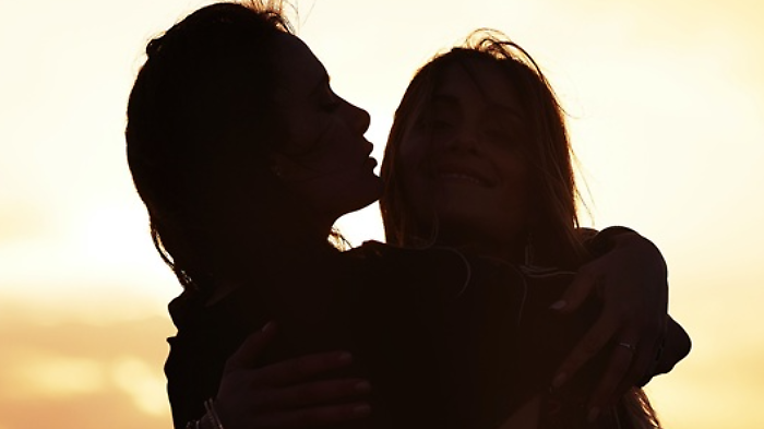 Nasce la scuola dell'abbraccio: le tecniche per avere maggiori benefici e tenere lontani stress e ansie