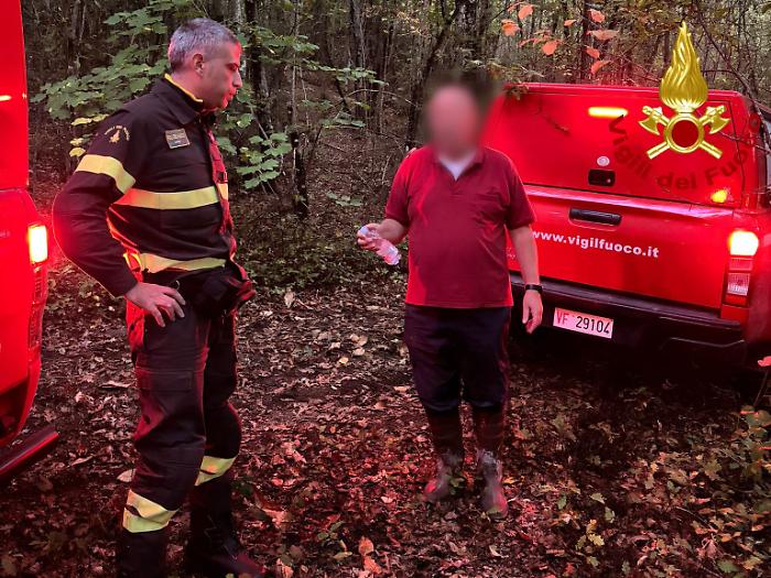 Si perde mentre cerca funghi, 77enne soccorso dai vigili del fuoco