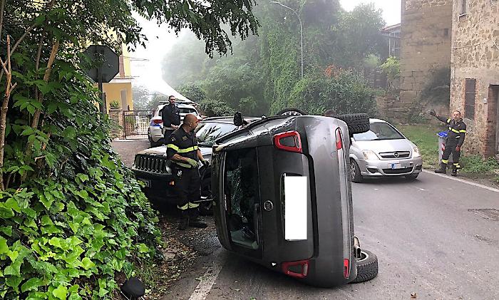 Perugia, ragazzo di 20 anni si ribalta con l'auto a Casaglia. I residenti chiedono l'attivazione del semaforo