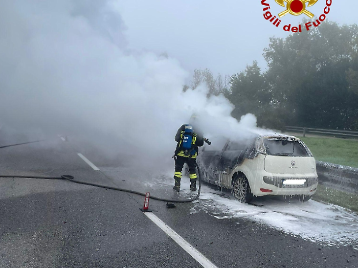 Città di Castello, auto in fiamme in una galleria della E45: il conducente porta il mezzo fuori dal tunnel e viene soccorso