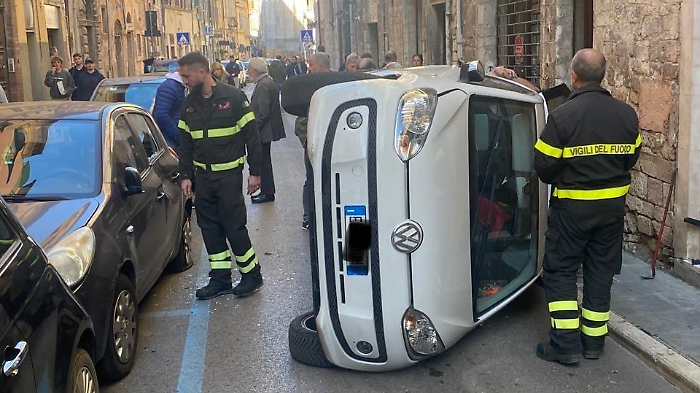 auto ribaltata corso cavour perugia
