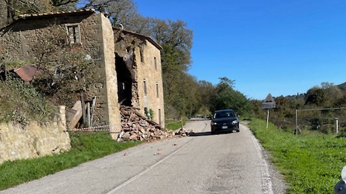 Casa crollata sulla statale 73: comincia la procedura di demolizione