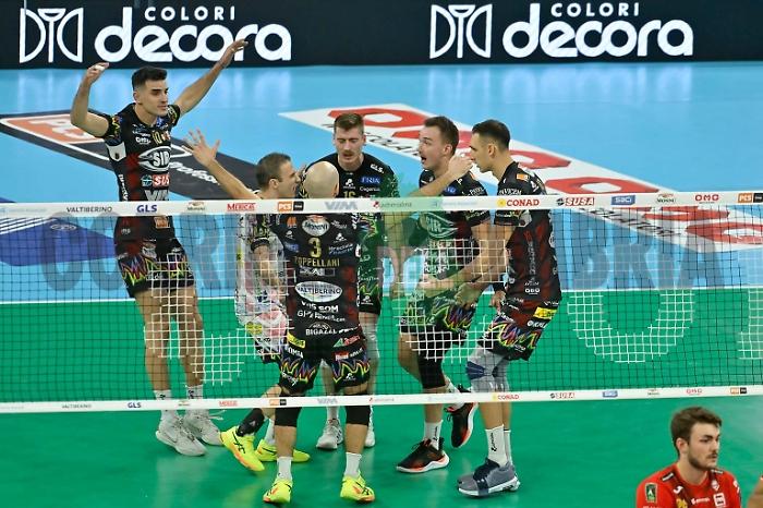 Perugia-Civitanova 3-2, la Sir rimonta due set alla Lube e vince al tie-break