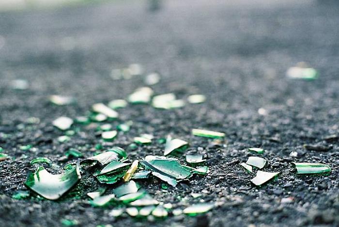 Troppe bottiglie in frantumi in centro, la Questura scrive al Comune: scatta ordinanza
