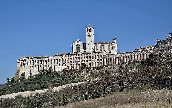 I frati del Sacro convento smentiscono la notizia del sostegno a Proietti. La replica: "Titolo ad effetto che ci fa sorridere"