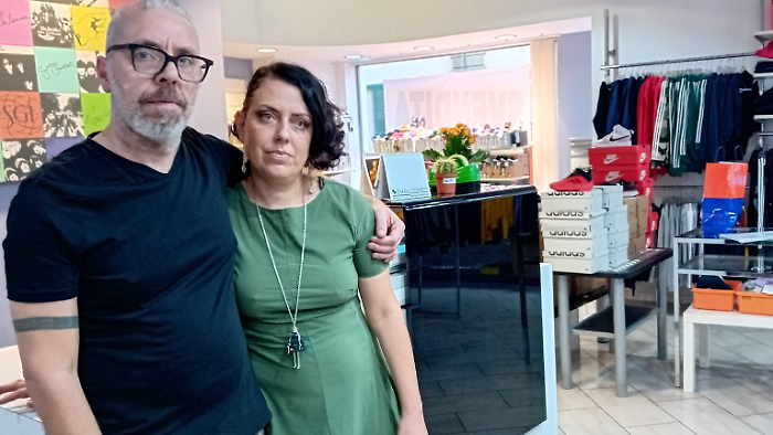 Negozio che vestiva i bambini chiude dopo vent'anni. I titolari: "Troppe spese e vendite online"