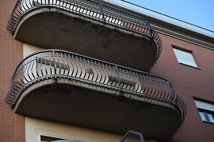 Morto il bambino di 10 anni precipitato dal terzo piano di un palazzo a Castel del Piano