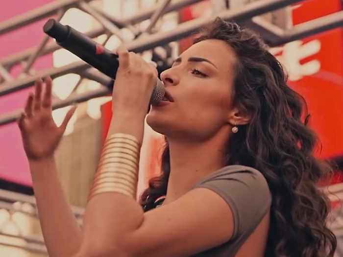 Guera apre i concerti di Laura Pausini: "Ecco cosa mi ha scritto". Valeria Mancini si racconta tra musica e Quintana