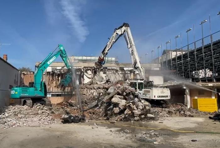 Demolita la vecchia palestra di via Nazzario Sauro, al suo posto l'area cavalli per la Quintana