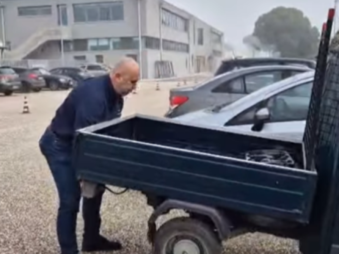Bandecchi, un allenamento stile Rocky: trova un'Ape in un parcheggio, la alza e inizia una sessione di squat