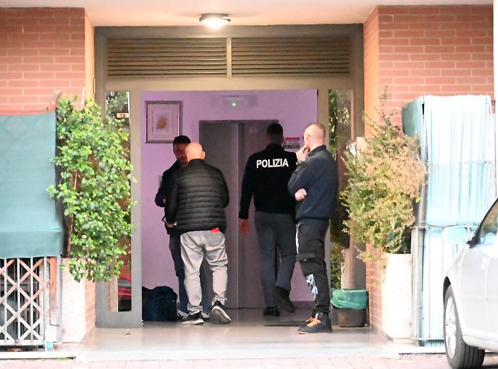 Morte del piccolo Gioele, i funerali del bambino caduto dal terzo piano: l'ultimo saluto a Castel del Piano