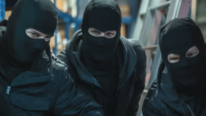 Banditi bloccano strada con mezzi rubati e fanno razzia di argento: nuovo colpo nel distretto orafo di Arezzo