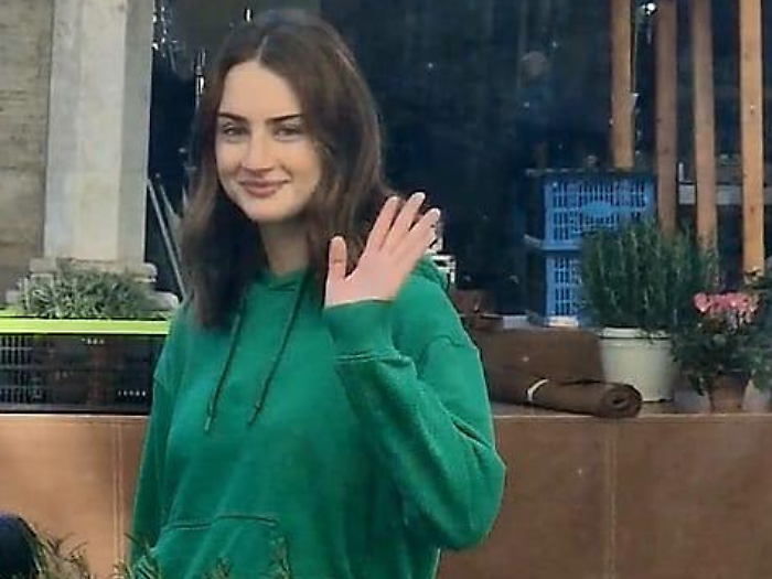 Chi è Grace Van Patten, l'attrice che interpreta Amanda Knox nella nuova serie tv "Blue Moon". Le immagini dal set