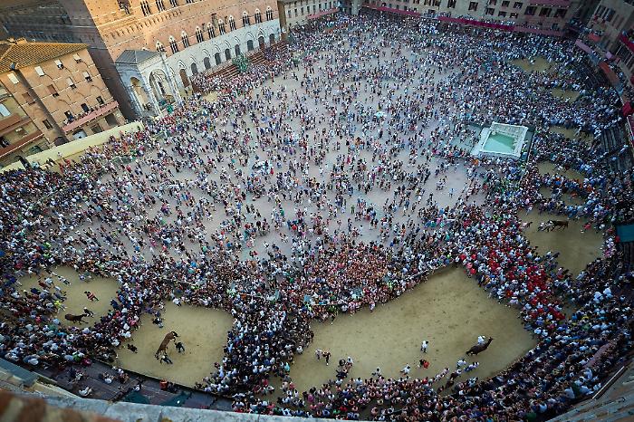 piazza del campo con gente palio prova