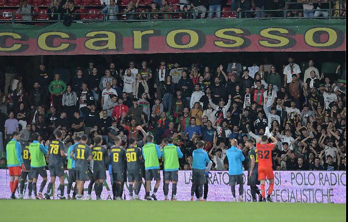 Striscione non autorizzato e lancio di artifici pirotecnici: Daspo di 2 anni su tutto il territorio nazionale per tifoso ternano 
