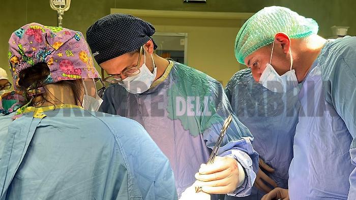 Donna operata d'urgenza per rimuovere una massa di tre chili. Super intervento alla Gruccia